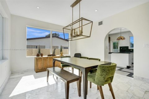 Villa ou maison à vendre à North Miami Beach, Floride: 4 chambres, 243.31 m2 № 1934850 - photo 11