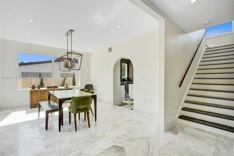 Villa ou maison à vendre à North Miami Beach, Floride: 4 chambres, 243.31 m2 № 1934850 - photo 5