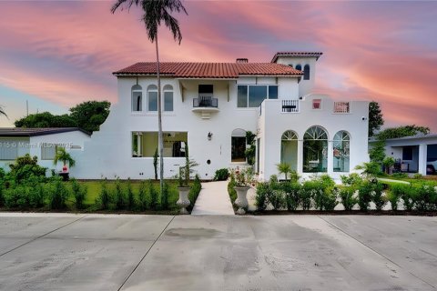 Villa ou maison à vendre à North Miami Beach, Floride: 4 chambres, 243.31 m2 № 1934850 - photo 1