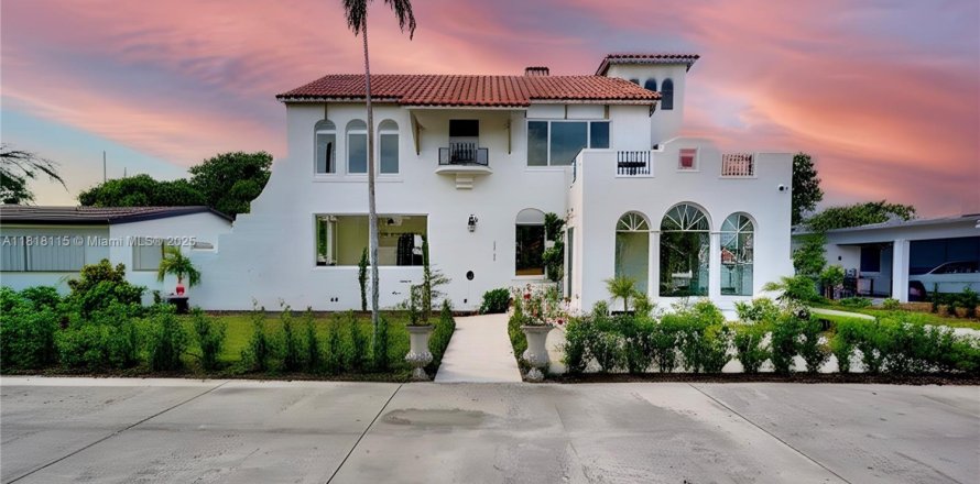Villa ou maison à North Miami Beach, Floride 4 chambres, 243.31 m2 № 1934850