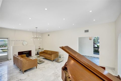 Villa ou maison à vendre à North Miami Beach, Floride: 4 chambres, 243.31 m2 № 1934850 - photo 12