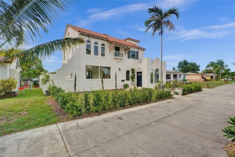 Villa ou maison à vendre à North Miami Beach, Floride: 4 chambres, 243.31 m2 № 1934850 - photo 2