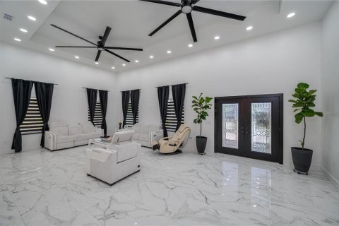 House in Haines City, Florida 4 bedrooms, 262.26 sq.m. № 1885583 - photo 9