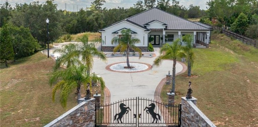 House in Haines City, Florida 4 bedrooms, 262.26 sq.m. № 1885583
