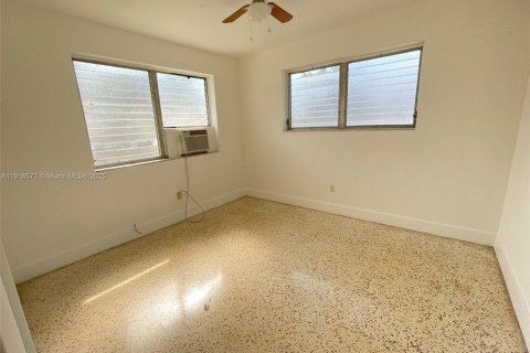 Снять в аренду виллу или дом в Майами, Флорида 1 спальня, 46.45м2, № 1971929 - фото 3