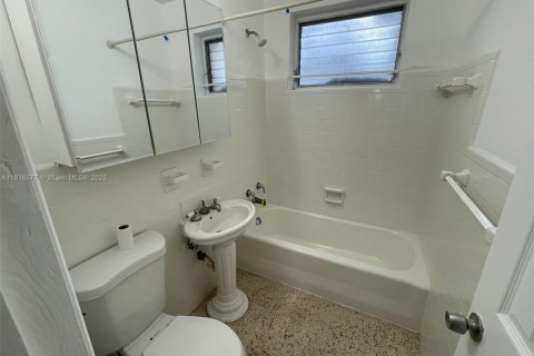 Снять в аренду виллу или дом в Майами, Флорида 1 спальня, 46.45м2, № 1971929 - фото 2