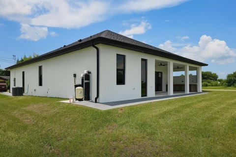 House in Cape Coral, Florida 4 bedrooms, 166.2 sq.m. № 2118379 - photo 5