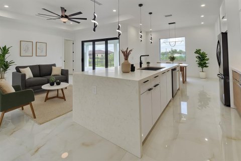 House in Cape Coral, Florida 4 bedrooms, 166.2 sq.m. № 2118379 - photo 15