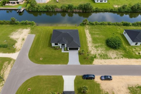 House in Cape Coral, Florida 4 bedrooms, 166.2 sq.m. № 2118379 - photo 7
