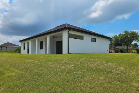 House in Cape Coral, Florida 4 bedrooms, 166.2 sq.m. № 2118379 - photo 4