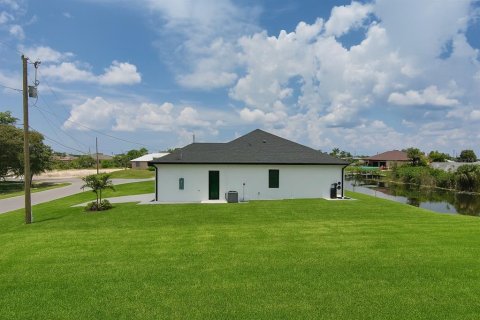 House in Cape Coral, Florida 4 bedrooms, 166.2 sq.m. № 2118379 - photo 11