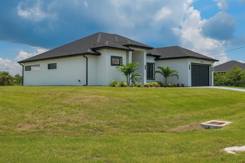 House in Cape Coral, Florida 4 bedrooms, 166.2 sq.m. № 2118379 - photo 2