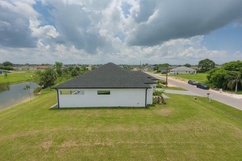 House in Cape Coral, Florida 4 bedrooms, 166.2 sq.m. № 2118379 - photo 10