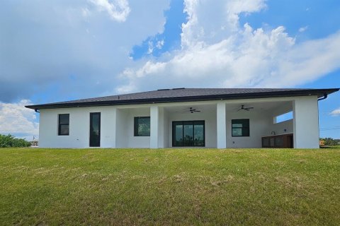 House in Cape Coral, Florida 4 bedrooms, 166.2 sq.m. № 2118379 - photo 3