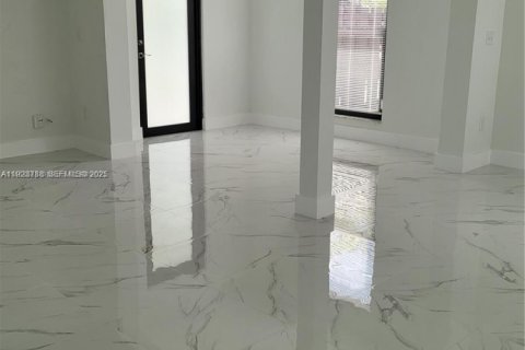 Villa ou maison à louer à Miami, Floride: 3 chambres, 118.64 m2 № 1982134 - photo 4