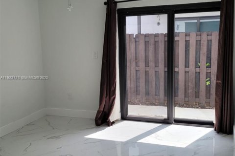 Villa ou maison à louer à Miami, Floride: 3 chambres, 118.64 m2 № 1982134 - photo 5