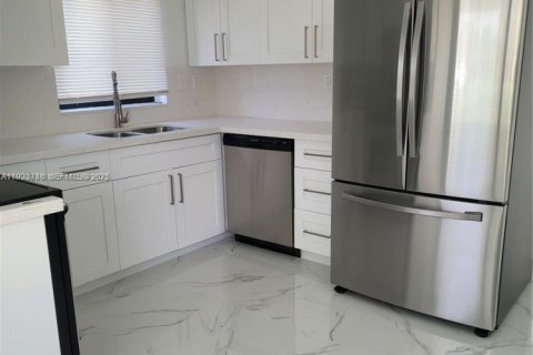 Villa ou maison à louer à Miami, Floride: 3 chambres, 118.64 m2 № 1982134 - photo 11