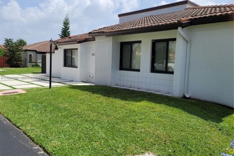 Villa ou maison à louer à Miami, Floride: 3 chambres, 118.64 m2 № 1982134 - photo 2