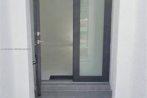 Villa ou maison à louer à Miami, Floride: 3 chambres, 118.64 m2 № 1982134 - photo 3