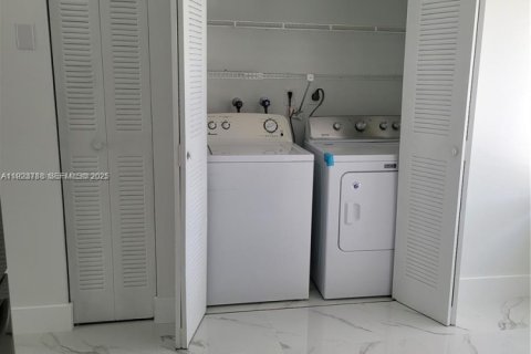 Villa ou maison à louer à Miami, Floride: 3 chambres, 118.64 m2 № 1982134 - photo 12