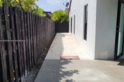 Villa ou maison à louer à Miami, Floride: 3 chambres, 118.64 m2 № 1982134 - photo 13