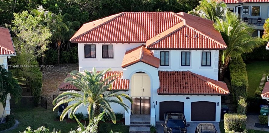 House in Cutler Bay, Florida 5 bedrooms, 321.35 sq.m. № 1980887