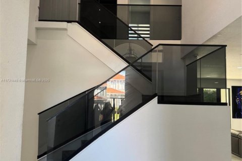 House in Cutler Bay, Florida 5 bedrooms, 321.35 sq.m. № 1980887 - photo 12