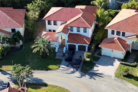 House in Cutler Bay, Florida 5 bedrooms, 321.35 sq.m. № 1980887 - photo 2