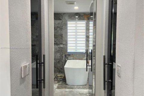 House in Cutler Bay, Florida 5 bedrooms, 321.35 sq.m. № 1980887 - photo 25