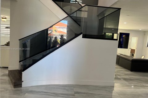 House in Cutler Bay, Florida 5 bedrooms, 321.35 sq.m. № 1980887 - photo 15