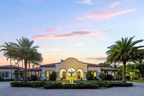 House in Miami, Florida 6 bedrooms, 1070.23 sq.m. № 2061278