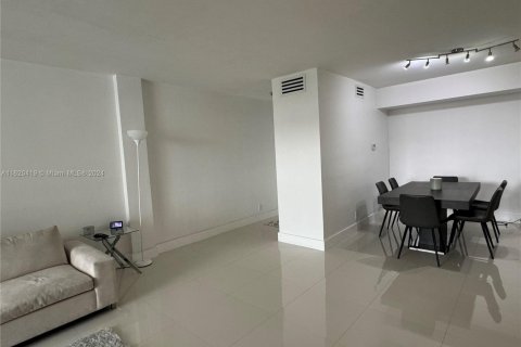 Condo in Bay Harbor Islands, Florida, 1 bedroom  № 2015930 - photo 13