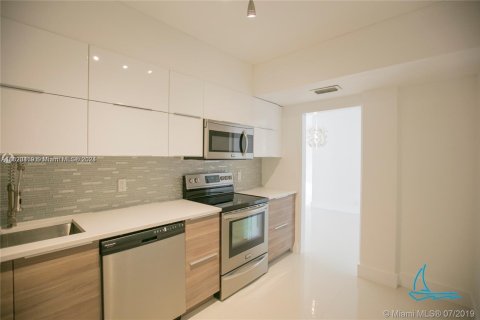 Condo in Bay Harbor Islands, Florida, 1 bedroom  № 2015930 - photo 11