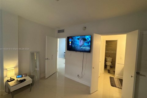 Condo in Bay Harbor Islands, Florida, 1 bedroom  № 2015930 - photo 16