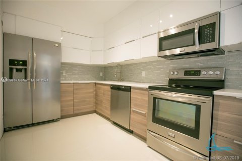 Condo in Bay Harbor Islands, Florida, 1 bedroom  № 2015930 - photo 12