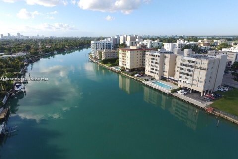 Condo in Bay Harbor Islands, Florida, 1 bedroom  № 2015930 - photo 3