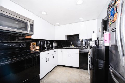 Condo in Miami, Florida, 2 bedrooms  № 1728371 - photo 6