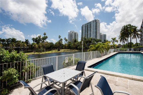 Condo in Miami, Florida, 2 bedrooms  № 1728371 - photo 13
