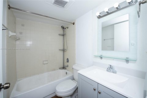 Condo in Miami, Florida, 2 bedrooms  № 1728371 - photo 17