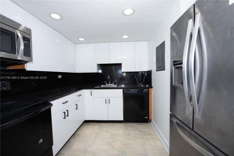 Condo in Miami, Florida, 2 bedrooms  № 1728371 - photo 27