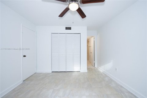 Condo in Miami, Florida, 2 bedrooms  № 1728371 - photo 14