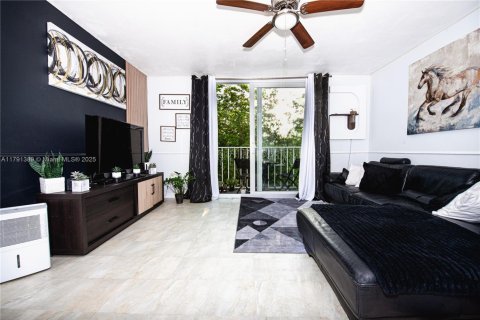 Condo in Miami, Florida, 2 bedrooms  № 1728371 - photo 5