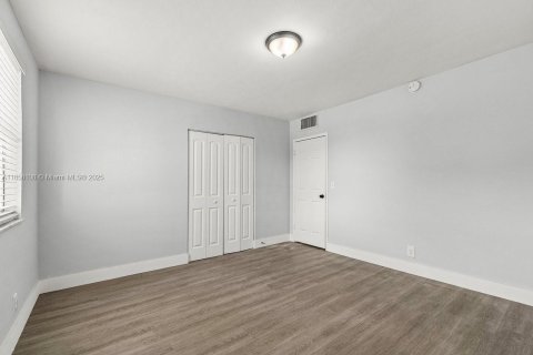 Immobilier commercial à vendre à West Palm Beach, Floride: 949.83 m2 № 2059877 - photo 20