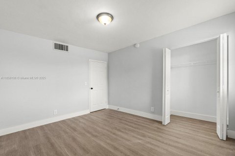 Immobilier commercial à vendre à West Palm Beach, Floride: 949.83 m2 № 2059877 - photo 19