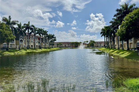 Condo in Doral, Florida, 3 bedrooms  № 1836341 - photo 1