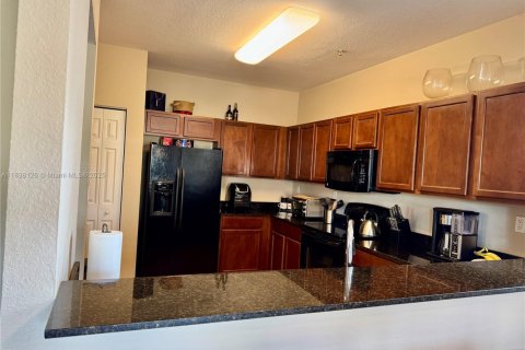 Condo in Doral, Florida, 3 bedrooms  № 1836341 - photo 11