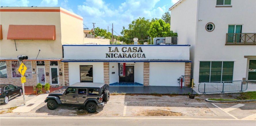 Propiedad comercial en Miami Springs, Florida № 1887371