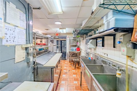 Propiedad comercial en venta en Miami Springs, Florida № 1887371 - foto 11