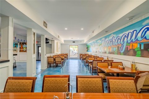 Propiedad comercial en venta en Miami Springs, Florida № 1887371 - foto 6
