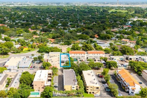 Propiedad comercial en venta en Miami Springs, Florida № 1887371 - foto 14